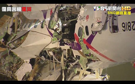 Xác máy bay Đài Loan tan nát khi được trục vớt khỏi mặt nước 6