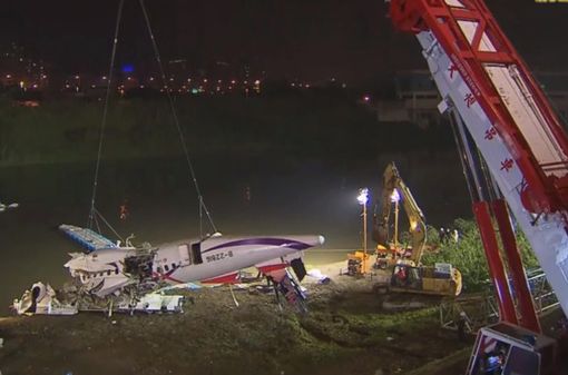 Xác máy bay Đài Loan tan nát khi được trục vớt khỏi mặt nước 5
