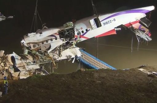 Xác máy bay Đài Loan tan nát khi được trục vớt khỏi mặt nước 4