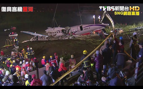 Máy bay Đài Loan chở 58 người rơi xuống sông, ít nhất 31 người chết 6