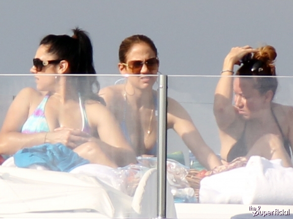 Jennifer Lopez khoe body bốc lửa ở tuổi 43 3