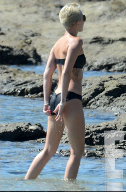 Miley Cyrus khoe body nóng bỏng trên bãi biển 9