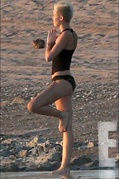 Miley Cyrus khoe body nóng bỏng trên bãi biển 3