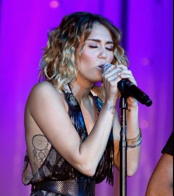 Miley Cyrus khoe thêm hình xăm mới 8