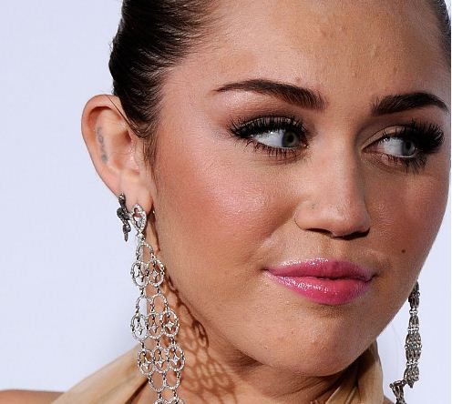 Miley Cyrus khoe thêm hình xăm mới 10