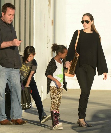 Pax Thiên sơn móng tay đi shopping với Angelina Jolie 1