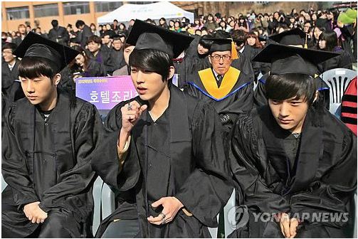 Sao Hàn rạng rỡ trong ngày lễ tốt nghiệp Đại học 2