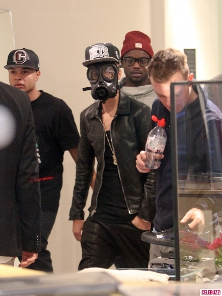 Justin Bieber... đeo mặt nạ chống khí độc đi shopping 2