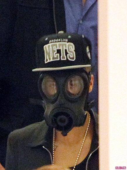 Justin Bieber... đeo mặt nạ chống khí độc đi shopping 3