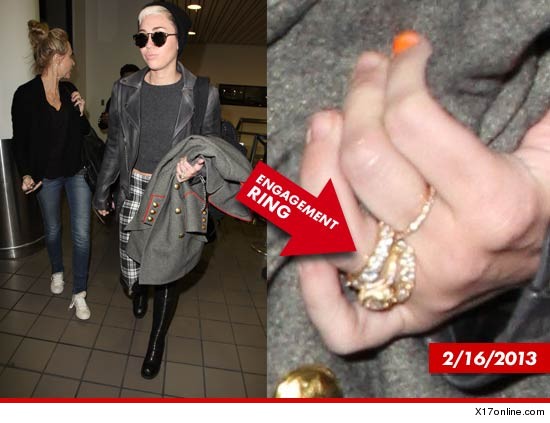 Miley Cyrus bất ngờ tháo nhẫn đính hôn 2