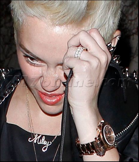 Miley Cyrus bất ngờ tháo nhẫn đính hôn 3