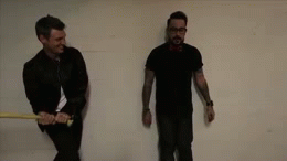 Backstreet Boys đập vào "chỗ hiểm" của nhau bằng gậy 2 Backstreet Boys đập vào "chỗ hiểm" của nhau bằng gậy 2
