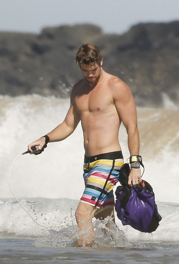 Các chàng trai "thiêu đốt" bãi biển Hollywood 17