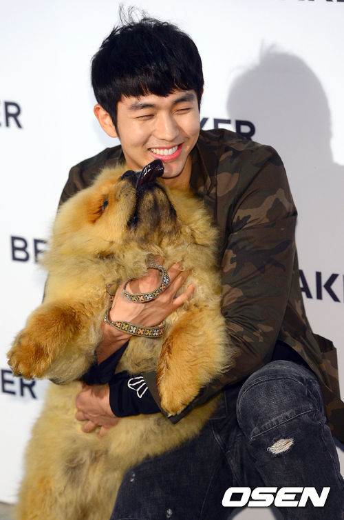 Seulong (2AM) xấu hổ vì chó phóng uế trước ống kính 8