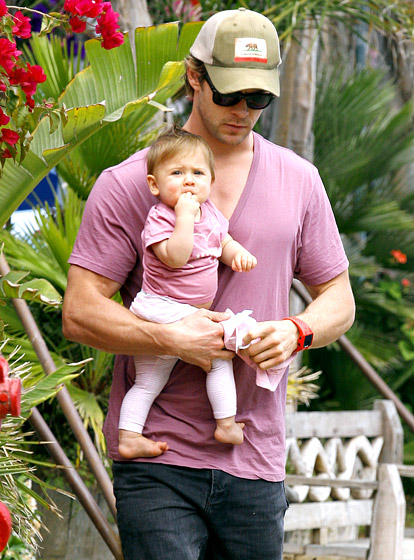 Bố con "thần Sấm" Chris Hemsworth ton sur ton ra bãi biển 1
