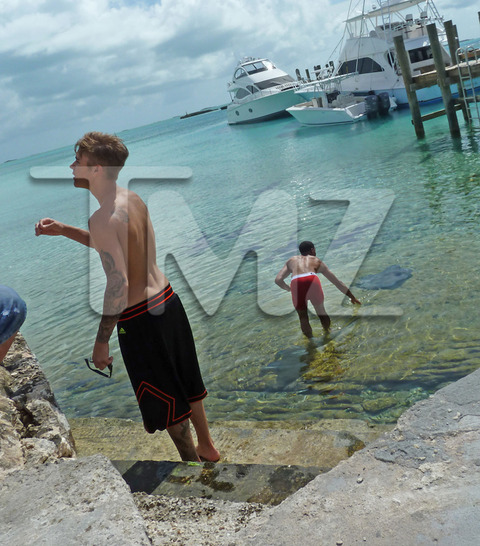 Justin Bieber tung tăng xuống biển chơi với cá mập 10