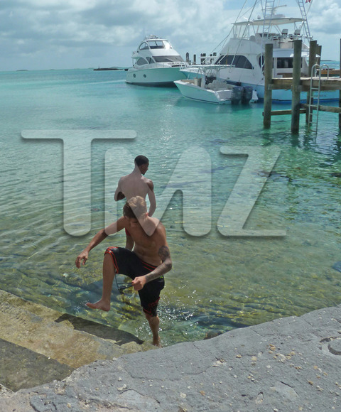 Justin Bieber tung tăng xuống biển chơi với cá mập 8