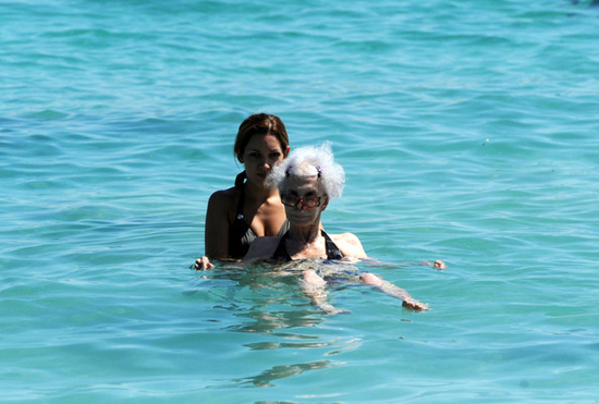 Nữ công tước U90 diện bikini đi tắm biển với chồng trẻ 6