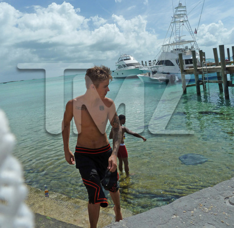 Justin Bieber tung tăng xuống biển chơi với cá mập 9