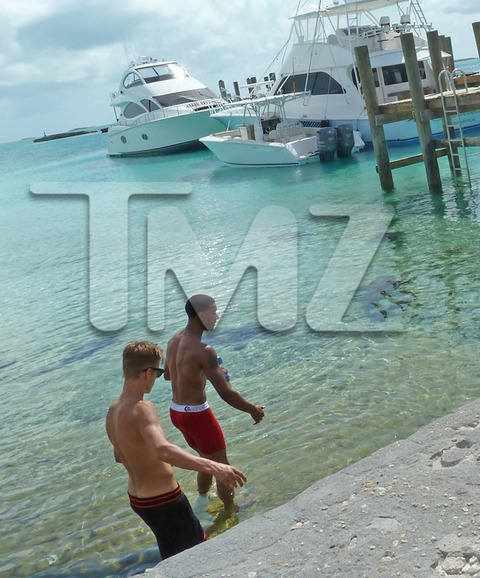 Justin Bieber tung tăng xuống biển chơi với cá mập 4