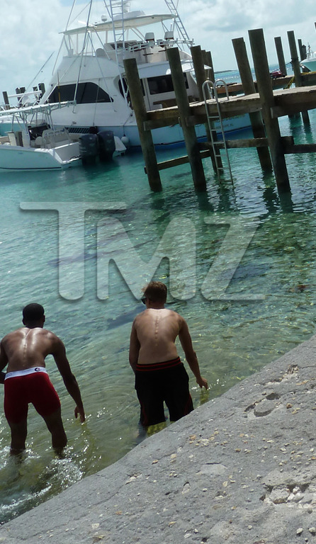 Justin Bieber tung tăng xuống biển chơi với cá mập 5