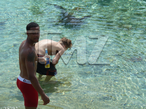 Justin Bieber tung tăng xuống biển chơi với cá mập 6