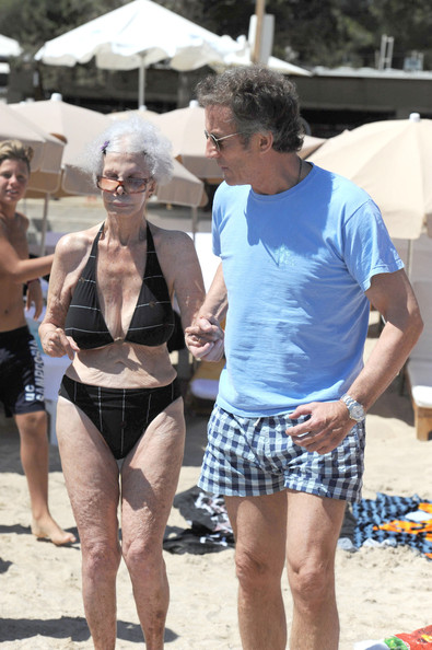 Nữ công tước U90 diện bikini đi tắm biển với chồng trẻ 2