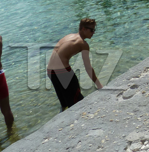 Justin Bieber tung tăng xuống biển chơi với cá mập 7