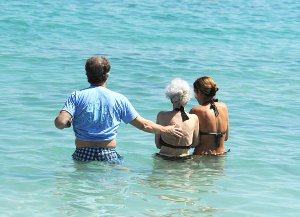 Nữ công tước U90 diện bikini đi tắm biển với chồng trẻ 5