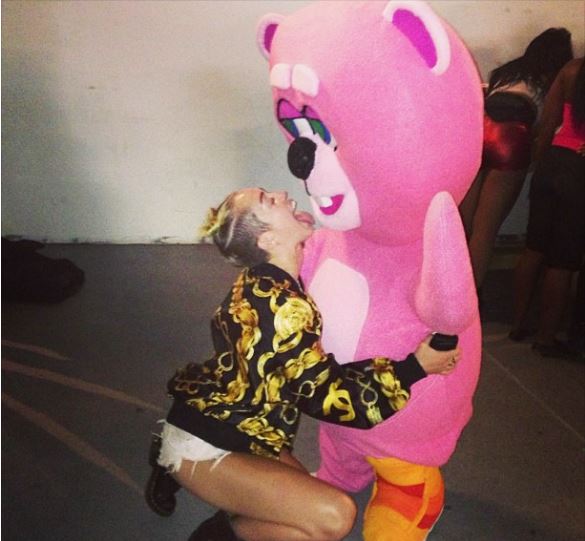 Miley Cyrus khoe ảnh liếm gấu bông khổng lồ 1