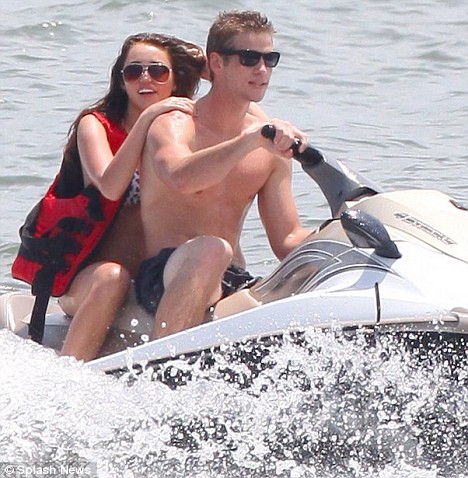 Những khoảnh khắc lãng mạn "đáng ghen tị" của Miley và Liam 8