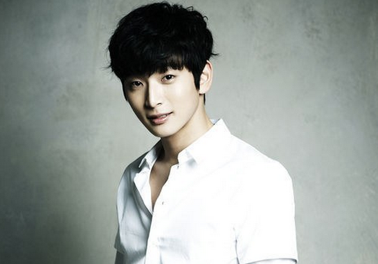 Jinwoon (2AM) đã được phẫu thuật sau tai nạn với xe tải 2