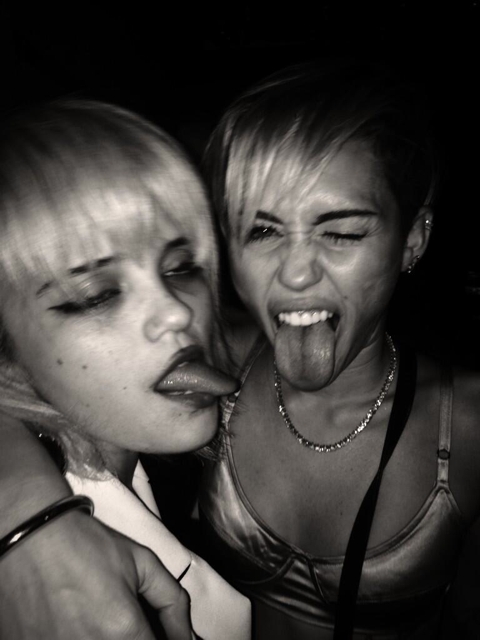 Miley Cyrus liên tục tung ảnh tình tứ với nữ đồng nghiệp 1
