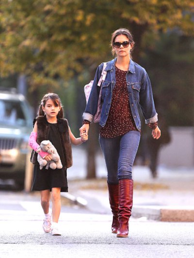 Bé Suri Cruise thích thú khi thấy cún con dễ thương 6