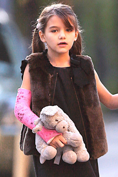 Bé Suri Cruise thích thú khi thấy cún con dễ thương 7