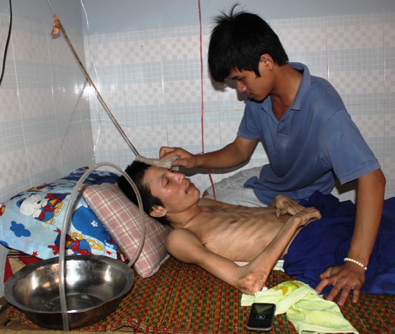 Chàng trai nghèo 4 năm chăm sóc người hàng xóm bại liệt  1