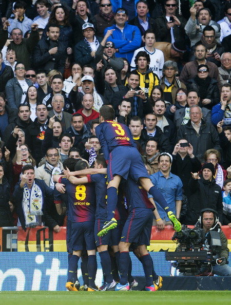 Clip: Sao Barca chĩa "ngón tay thối" vào fan Real Madrid 1 Clip: Sao Barca chĩa "ngón tay thối" vào fan Real Madrid 1