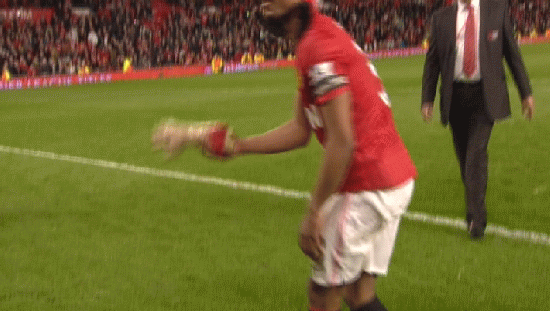 Mừng v&ocirc; địch, sao MU kh&ocirc;ng qu&ecirc;n &ldquo;troll&rdquo; Suarez 2