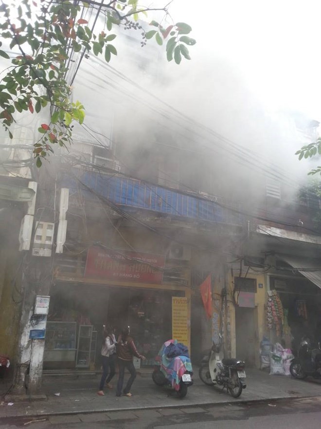 Hà Nội: Cháy ngùn ngụt cơ sở sản xuất hương nổi tiếng trong phố cổ 2