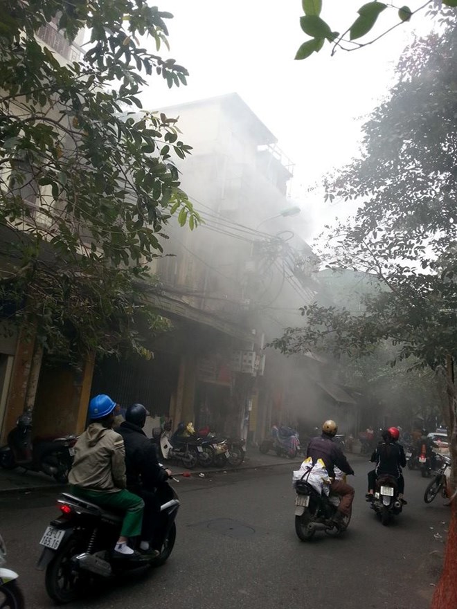 Hà Nội: Cháy ngùn ngụt cơ sở sản xuất hương nổi tiếng trong phố cổ 3