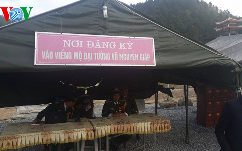 Mộ Đại tướng tr&agrave;n ngập hoa thơm ng&agrave;y gi&aacute;p Tết 3