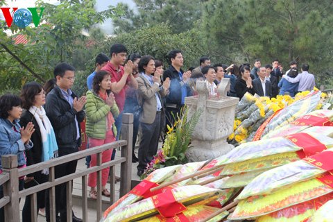 Mộ Đại tướng tr&agrave;n ngập hoa thơm ng&agrave;y gi&aacute;p Tết 4