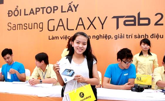 S&ocirc;i động ngày h&ocirc;̣i &ldquo;Đ&ocirc;̉i laptop l&acirc;́y Galaxy Tab 2&rdquo; 1