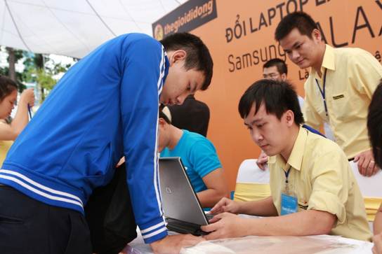 S&ocirc;i động ngày h&ocirc;̣i &ldquo;Đ&ocirc;̉i laptop l&acirc;́y Galaxy Tab 2&rdquo; 4
