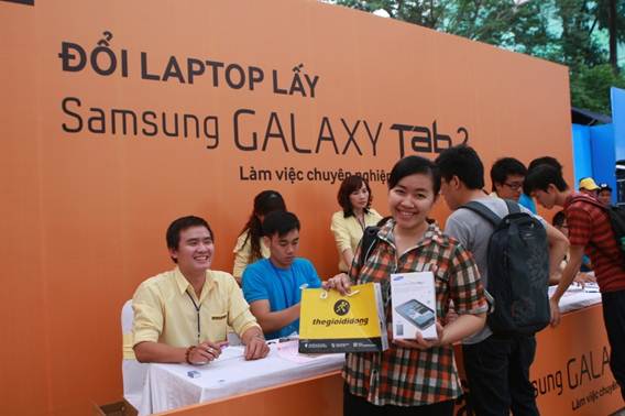 S&ocirc;i động ngày h&ocirc;̣i &ldquo;Đ&ocirc;̉i laptop l&acirc;́y Galaxy Tab 2&rdquo; 5