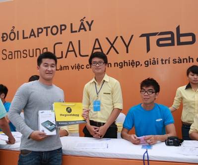 S&ocirc;i động ngày h&ocirc;̣i &ldquo;Đ&ocirc;̉i laptop l&acirc;́y Galaxy Tab 2&rdquo; 6
