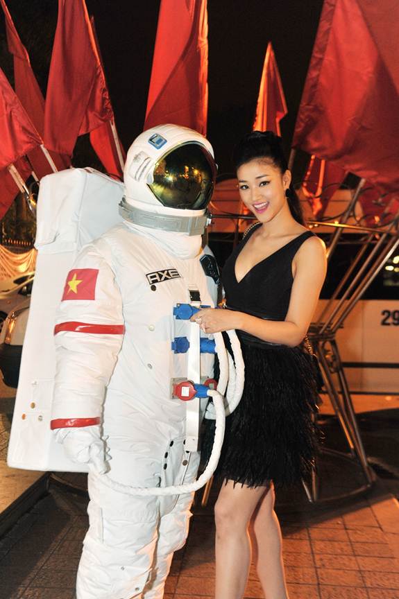 Maya cầm tay &ldquo;trai lạ&rdquo; đi xem show m&ugrave;a h&egrave; 1