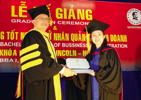 Cơ hội nhận bằng Cử nh&acirc;n quốc tế 2