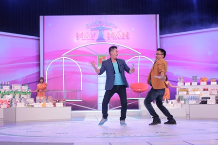 Đại Nghĩa tung hứng cùng Quốc Dũng trong gameshow "Chiếc cân may mắn" 8