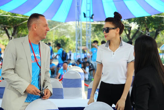 Hà Hồ cổ vũ "tinh thần tươi trẻ, sức khỏe căng tràn" cùng La Vie tại HCMC RUN 2013 2